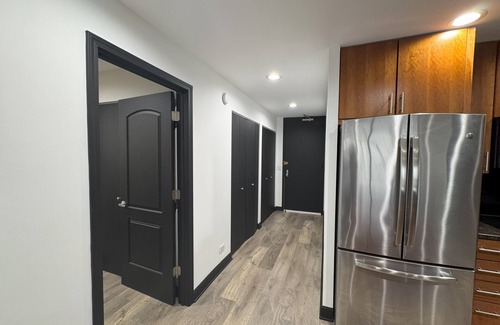 Downtown Chicago Condo | Fully Furnished Gold Coast Luxury Condo with Sunset View Ideal for 30+ Day Stays