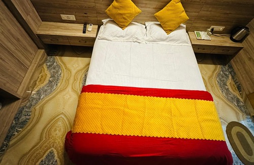 Jaipur District Hotel | Fully Furnished - Netflix, Rain Shower, Peace-103