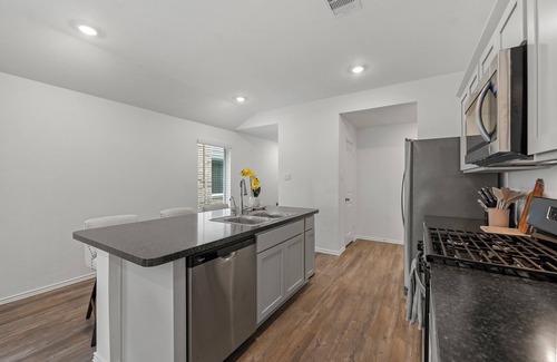 Spring House | Fully furnished with utilities, 3 bedrooms close to IAH airport, pets welcome!