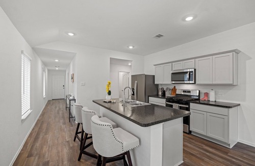 Spring House | Fully furnished with utilities, 3 bedrooms close to IAH airport, pets welcome!
