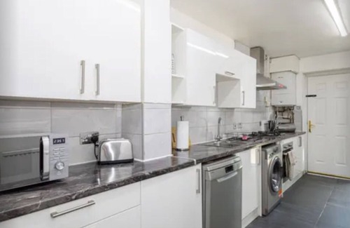 Manchester House | Fully kitted,13mins walk to city centre, free parking, private garden/seating