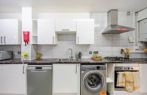 Manchester House | Fully kitted,13mins walk to city centre, free parking, private garden/seating