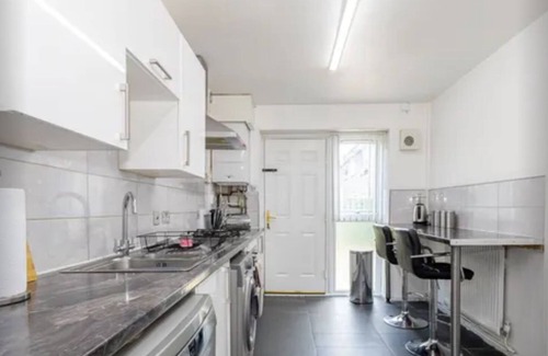 Manchester House | Fully kitted,13mins walk to city centre, free parking, private garden/seating
