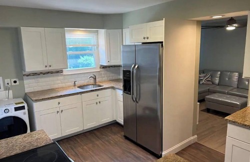 Islip House | fully Modern 3 bedroom 65"smart tvs cable bluetooth speakers etc