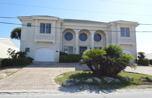 Biltmore Beach House | Fully Remodeled Magnificent Beachfront 6Bed/6.5Bath, sleeps 20 w/pool.