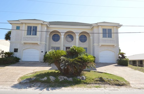 Biltmore Beach House | Fully Remodeled Magnificent Beachfront 6Bed/6.5Bath, sleeps 20 w/pool.