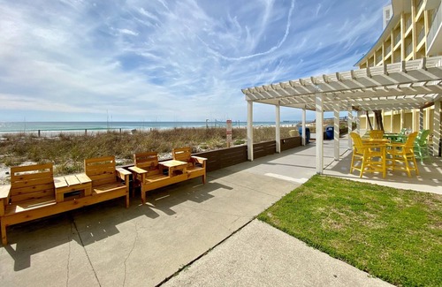 Panama City Beach Condo | Fully Renovated Beach View Condo | Pool, Beach Bar & Fun Attractions Nearby!