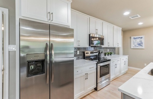 Central Arlington House | Fully Renovated 3 Bed/3Bath House 1 1/2 Blocks from AT&T Stadium