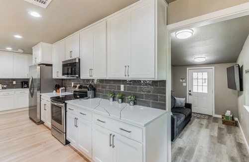 Central Arlington House | Fully Renovated 3 Bed/3Bath House 1 1/2 Blocks from AT&T Stadium