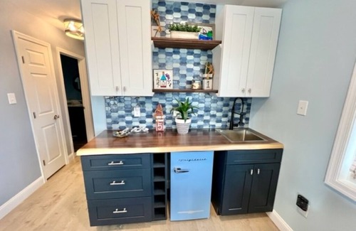 North End Condo | Fully renovated and expanded Northend condo 1.5 blocks to beach w/parking