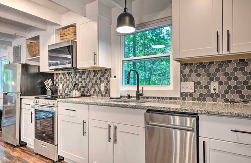 Broadway Cottage | Fully Renovated Broadway Cabin w/Private Hot Tub!