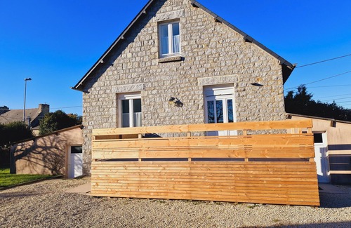 Quevert House | Fully renovated house, 3 min. from Dinan, enclosed garden with parking space
