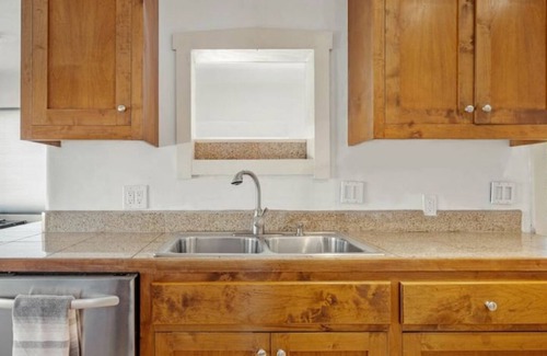 South Capitol House | fully renovated SF detached home in desirable historic area close to downtown.