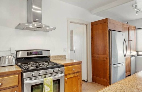 South Capitol House | fully renovated SF detached home in desirable historic area close to downtown.