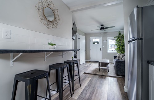 Mount Auburn House | Fully Renovated Tiny Gem ~ Mins to Downtown ~ Yard