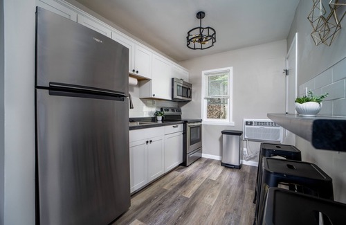 Mount Auburn House | Fully Renovated Tiny Gem ~ Mins to Downtown ~ Yard
