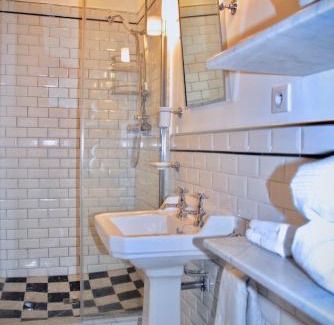 Arts-et-Metiers Apartment | FULLY RENOVATED very quiet charming 2bed/2bath flat in the Marais sleeps up to 4