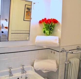 Arts-et-Metiers Apartment | FULLY RENOVATED very quiet charming 2bed/2bath flat in the Marais sleeps up to 4