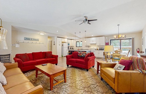 Ridgewood House | Fully updated home near the lake with full kitchen & free WiFi