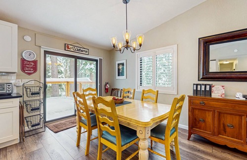 Ridgewood House | Fully updated home near the lake with full kitchen & free WiFi