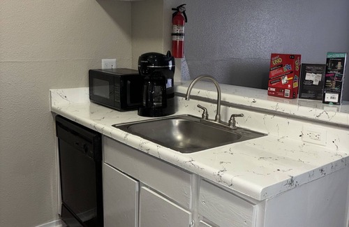 Spring Branch Central Apartment | Fun 1-bedroom apartment with WiFi, lake in fabulous Houston