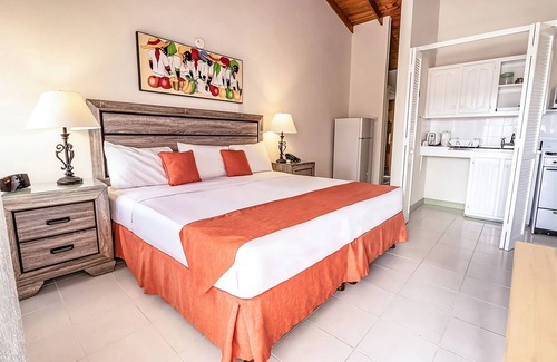 Worthing Hotel | Fun at Dover Beach! W/ Private Balcony & Kitchenette! FREE Parking, Pool