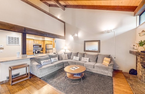 South Lake Tahoe House | Fun at your fingertips with private beach access & lakefront pool - near skiing