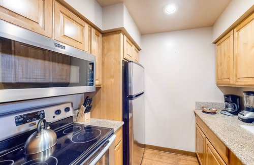 South Lake Tahoe House | Fun at your fingertips with private beach access & lakefront pool - near skiing