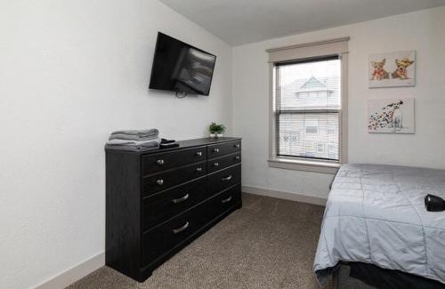 Des Moines Apartment | Fun Backyard Close to Downtown Pet Friendly 4BDRM