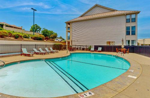 Hollister Apartment | Fun Canvas and Cove Condo
