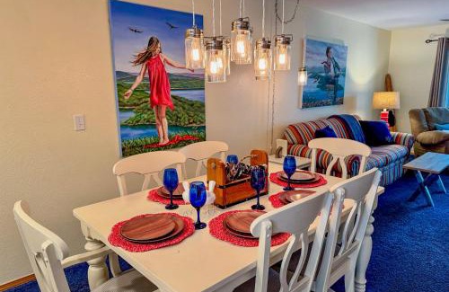 Hollister Apartment | Fun Canvas and Cove Condo