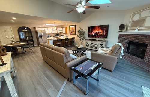 Rogers House | Fun & Comfort for 8 in Rogers! 1 King, 2 Queens, 1 Double. Retro Arcade Games