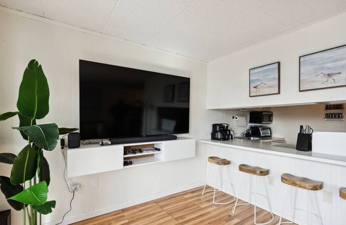 Midtown Ocean City Condo | Fun & Comfy Beachside Getaway ~ King Bed ~ Balcony