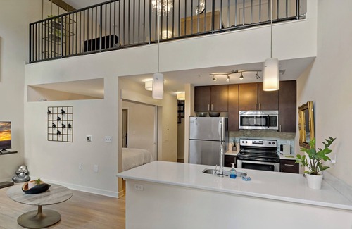 Buckingham Apartment | Fun | Exec | Loft | Spacious & Sunny in the Center