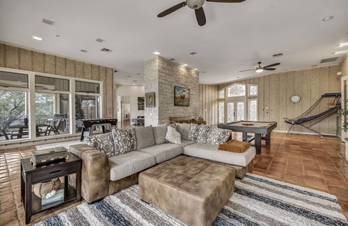 The Estates Above Lost Creek House | Fun Family and Dog friendly Estate retreat getaway! 15 minutes to Austin