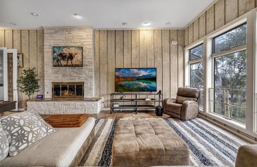 The Estates Above Lost Creek House | Fun Family and Dog friendly Estate retreat getaway! 15 minutes to Austin