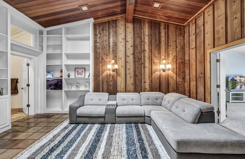 The Estates Above Lost Creek House | Fun Family and Dog friendly Estate retreat getaway! 15 minutes to Austin