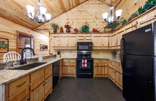 Broken Bow Cabin | Fun Family Cabin/Hot Tub/Firepit/Arcade/Playset/Fireplace/Outdoor Movie