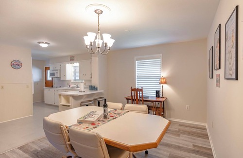 Granbury House | Fun-Filled Lakeside Retro Retreat!
