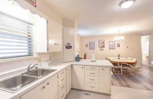 Granbury House | Fun-Filled Lakeside Retro Retreat!