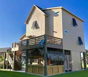 Crystal Beach House | Fun-filled Luxury Beach Vacation Experience - Family Friendly Quiet Cul De Sac!