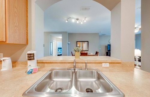 Crescent Lakes House | Fun Filled Vacation Home 6 Bedrooms with Private Swimming pool and spa