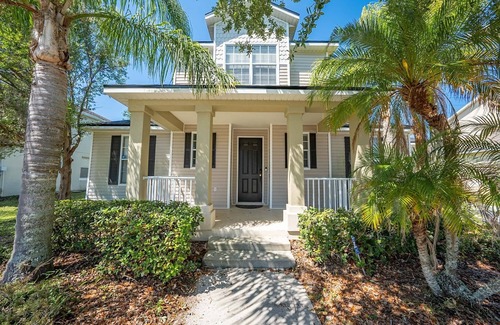Crescent Lakes House | Fun Filled Vacation Home 6 Bedrooms with Private Swimming pool and spa