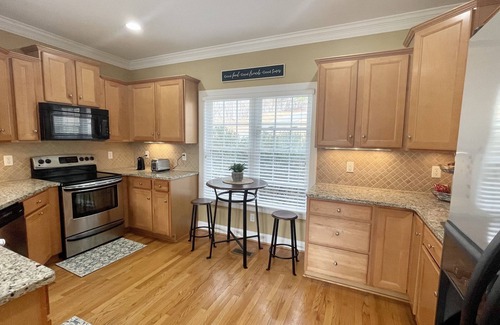 Moneta House | Fun for Family & Friends ! Lakefront with Private Dock, near Bridgewater Plaza !