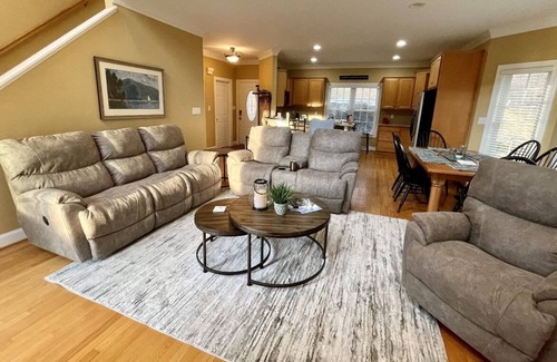 Moneta House | Fun for Family & Friends ! Lakefront with Private Dock, near Bridgewater Plaza !