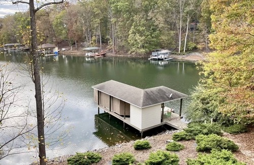 Moneta House | Fun for Family & Friends ! Lakefront with Private Dock, near Bridgewater Plaza !