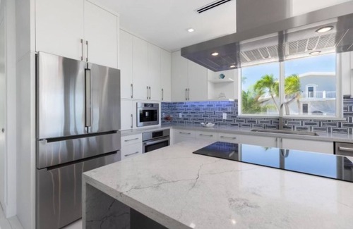 Key Largo House | "FUN IN THE SUN" 4 bedroom 4 bath house with pool and 16000lb lift in Key Largo!