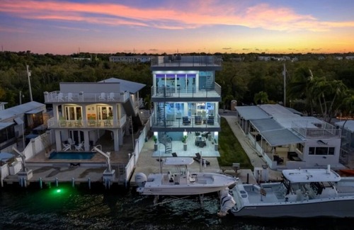 Key Largo House | "FUN IN THE SUN" 4 bedroom 4 bath house with pool and 16000lb lift in Key Largo!