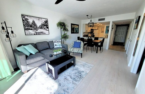 Park Shore Condo | Fun in the Sun! Condo Close to it all! Beaches, Restaurants, Shops & More.