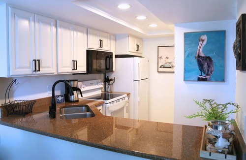 Park Shore Condo | Fun in the Sun! Condo Close to it all! Beaches, Restaurants, Shops & More.